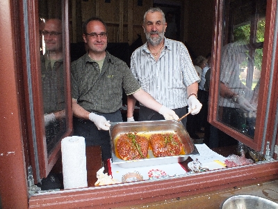 Martin Balz und Armin Schnurnberger beim Grillkurs in Hohenstein