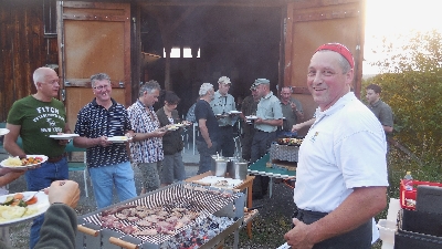 Grillkurs Münsingen: Rainer Gundolf (rechts) in Aktion!
